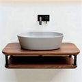 Wastafel met zwart metalen kraan en houten plank 50 x 40 x 15cm